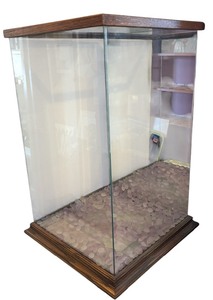 lot 530 image: Gorgeous Glass Display Case