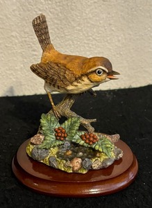 lot 538 image: House Wren Figurine from the Premier Bird Collection by Maruri