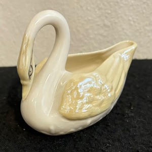 lot 556 image: Beautiful Belleek Swan Figurine