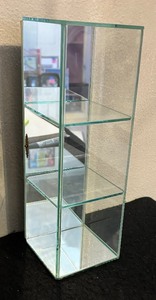 lot 561 image: Petite Mirrored Table Top Display Case
