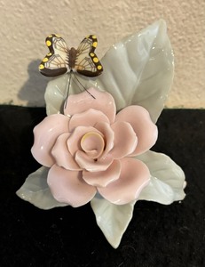 lot 572 image: Beautiful Floral Decor with Pretty Butterfly Detail