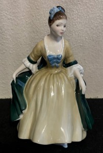 lot 627 image: Royal Doulton Elegance Figurine HN 2264