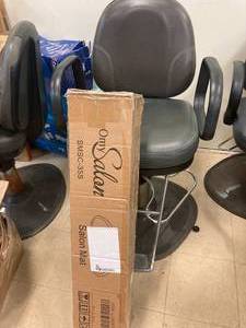 lot 101 image: Slightly Used Hair Salon Chair & BRAND NEW Salon Mat