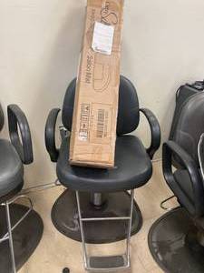 lot 102 image: Slightly Loved Adjustable Height Swivel Salon Chair and Brand New Salon Mat