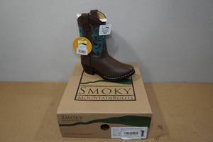 lot 88 image: Smoky Mountain Boots -Childs Size 10.5