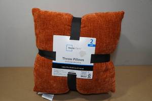 lot 111 image: Set of 2 Throw Pillows