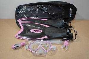 lot 138 image: Cressi Adult Palau Fin Snorkel Set -Fin Size SM