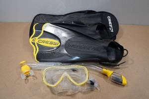 lot 139 image: Cressi Adult Palau Fin Snorkel Set -Fin Size ML