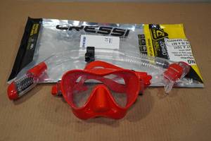 lot 144 image: Cressi Frameless Snorkel Set