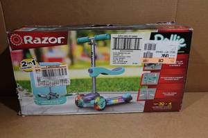 lot 15 image: Razor 2-in-1 Convertible Scooter