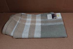 lot 18 image: IndoorOutdoor Accent Rug 25x38
