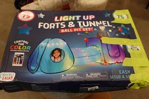 lot 32 image: Light-Up Forts and Tunnel Ball Pit Set