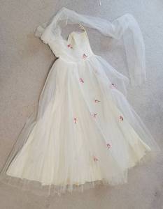 lot 133 image: Vintage 60s White Tulle and Petite Bouquet Appliques Party Gown