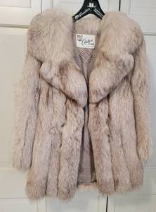 lot 135 image: Luscious Mocha Tipped Fluffy Fox Fur Jacket