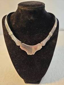 lot 101 image: Beautiful Mexican Sterling Silver Collar Necklace 71g