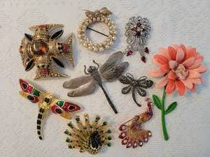 lot 121 image: Collection of Vintage Pins