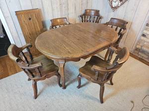 lot 42 image: Thomasville Furniture Primitive Colonial Dining Set (Table & Five Chairs)