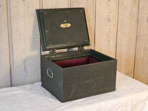 lot 208 image: Vintage Meilink Strong Box with Key