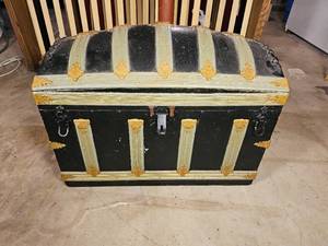 lot 302 image: Vintage Camel Hump Trunk