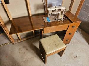 lot 304 image: Singer 401A Slant-O-Matic Sewing Machine & Table