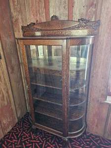 lot 27 image: Stunning Tiger Oak Bow Front Curio Cabinet