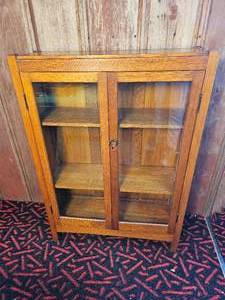 lot 28 image: Handsome Vintage Misson Display Cabinet