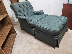lot 213 image: Henredon Rolled Arm Lounge Chair and Ottoman