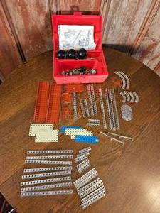 lot 318 image: Vintage Gilbert Erector Set Parts