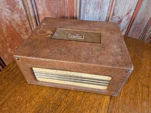 lot 322 image: Capitol Suitcase Phonograph Model U24