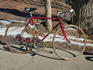 lot 80 image: Retro 10-Speed Raleigh Road Bike