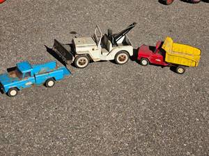 lot 83 image: Sandbox Tonka Truck Bundle