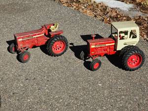 lot 85 image: Sandbox Tonka Tractor Pair