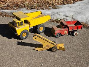 lot 86 image: Sandbox Tonka Dump Truck Pair