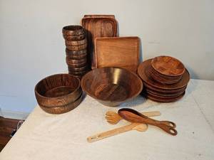 lot 55 image: Retro Wooden Serving Ware