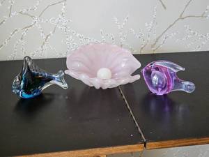 lot 57 image: Oyster & Pear Art Glass Sculptures