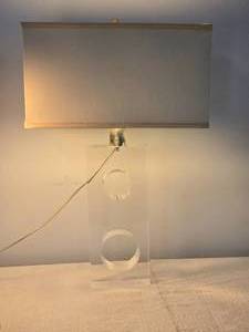 lot 254 image: Chic Vintage Lucite Table Lamp