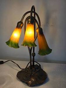 lot 37 image: Adorable Vintage Tiffany Style Lily Pad Table Lamp - 3 Fixtures