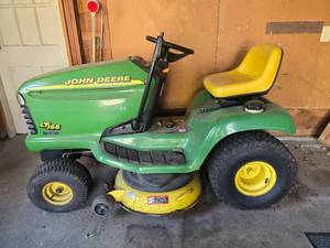 John Deere LT166 Lawn Tractor