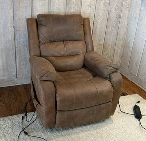 lot 78 image: Leather Upholstered Powered Lift Chair