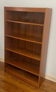 lot 74 image: Sleek Modern 5-Shelf Bookcase