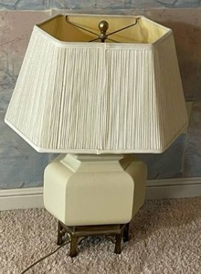 lot 278 image: Elegant Ceramic Oriental Style Table Lamp on Wood Stand