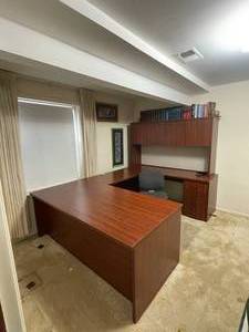 lot 71 image: Sleek Modern Home Office Desk Unit