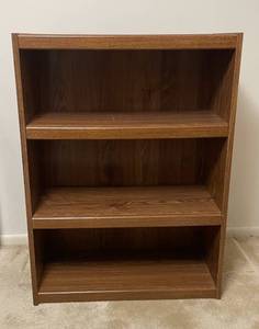 lot 68 image: Classic Oak Veneer Bookshelf