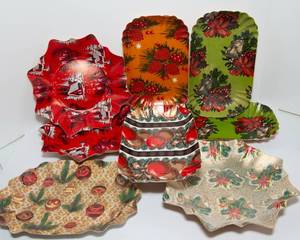 lot 18 image: Vintage Christmas Paper Bowls - Made in Germany