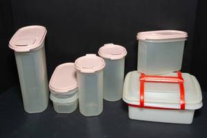 lot 30 image: Set of Vintage Tupperware Modular Mates with Light Pink Lids and Tupperware Pack-N-Carry Lunch Box Lid and Handle - 7 Pieces