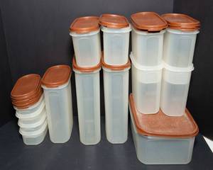 lot 31 image: Set of 14 Vintage Tupperware Modular Mates with Classic Brown Lids