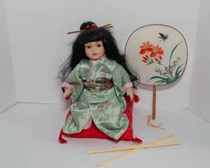 lot 38 image: Collection of Japanese Items