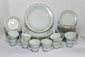 lot 41 image: Noritake Savannah China  8 Place Settings