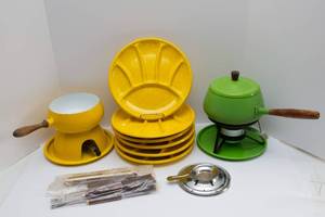 lot 45 image: Yellow and Green Fondue Items