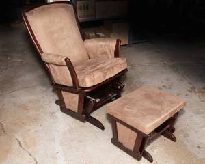 lot 70 image: Delta Childrens Products Suede Glider Rocking Chair with Footrest
